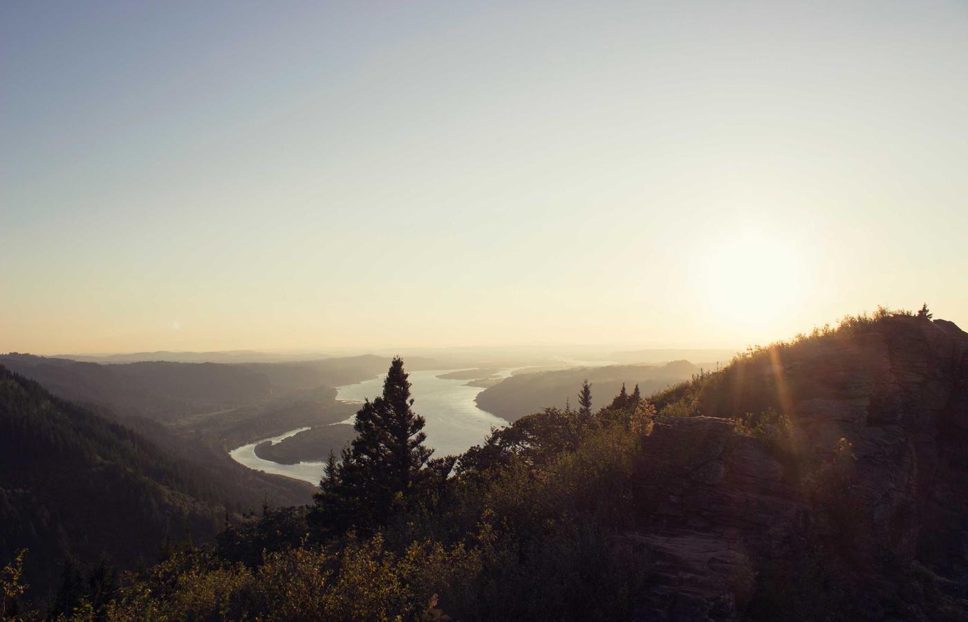 Натуральные чистящие средства на кухонном столе