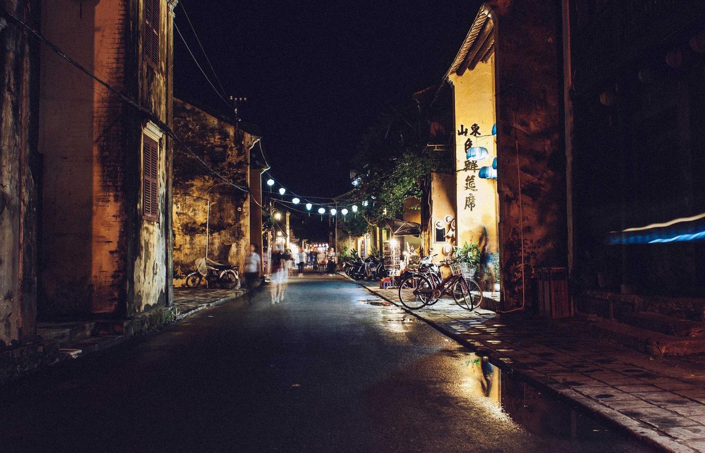 Организованный шкаф с аккуратно сложенной одеждой