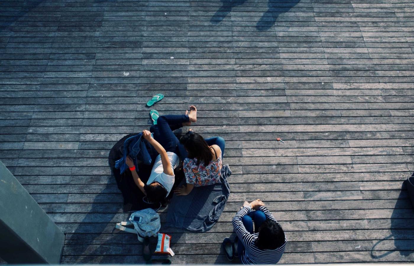 Элегантно оформленная гостиная, отражающая чистоту и порядок